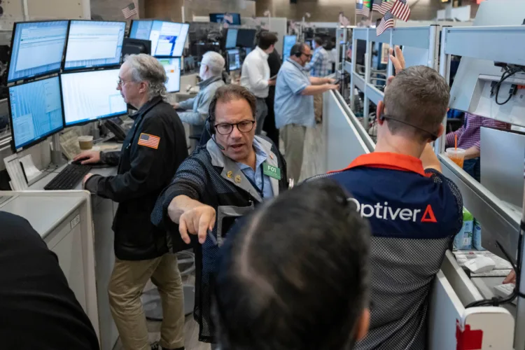 Wall Street loses ground under pressure from rising oil prices